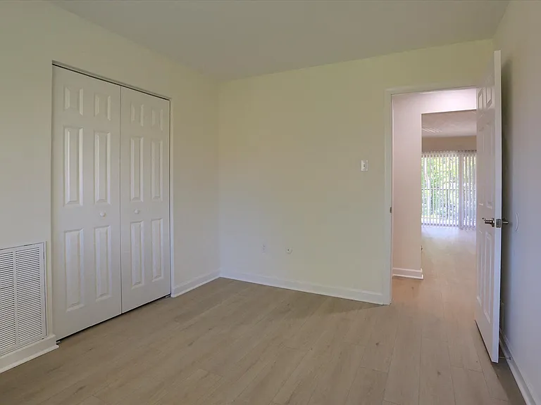 Twin Lakes Apartments — Photo 32