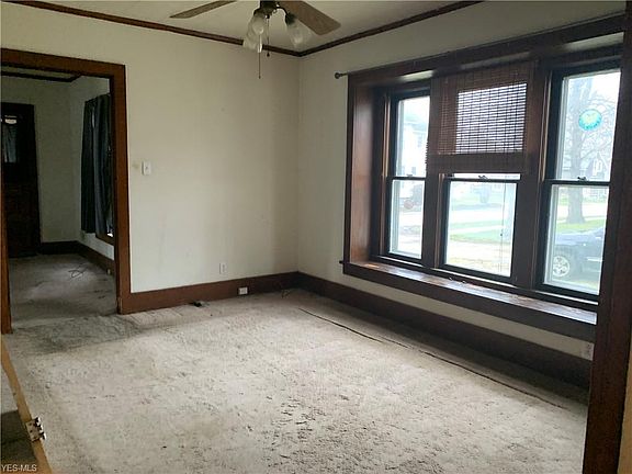 3rd image of 105 S Broadway St