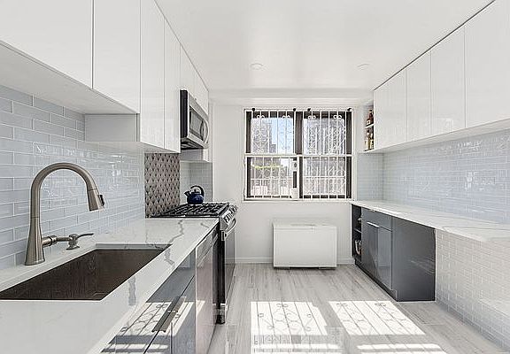 5th image of 305 E 40th St #15L