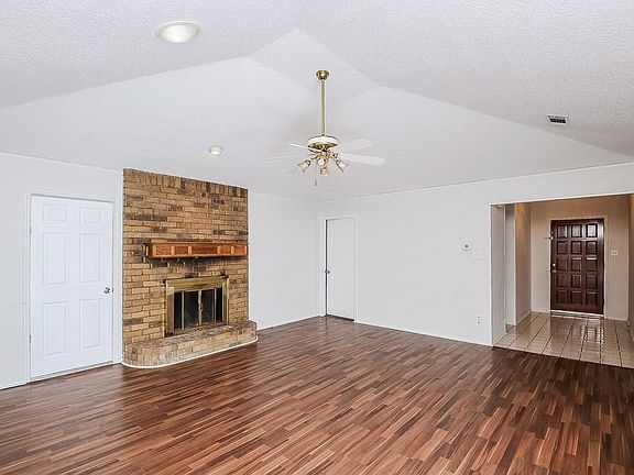 3rd image of 3417 Country Club Cir