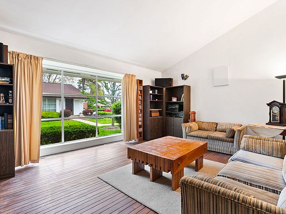 3rd image of 283 Crestwood Vlg