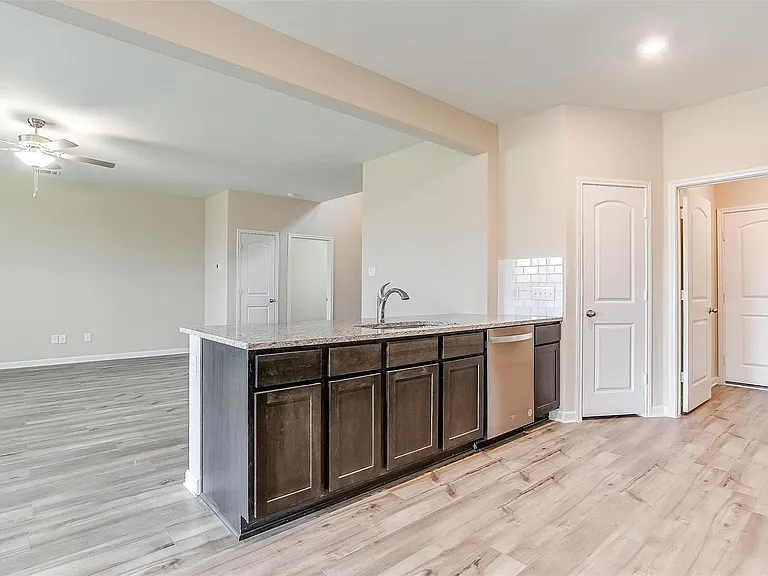 1025 McDonald Dr — Photo 4