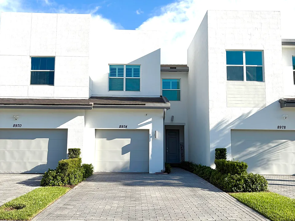 8974 Zevon Ct