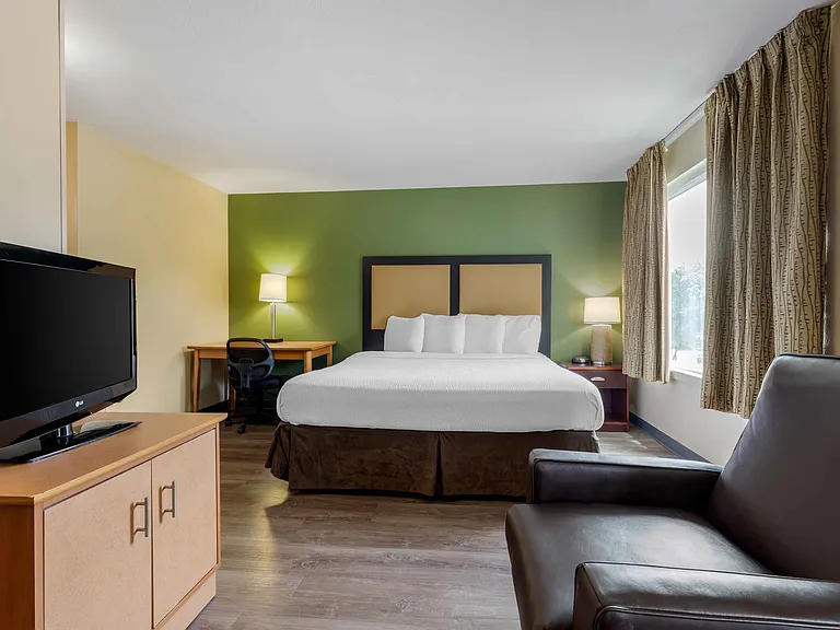 Deluxe Studio - 1 King Bed