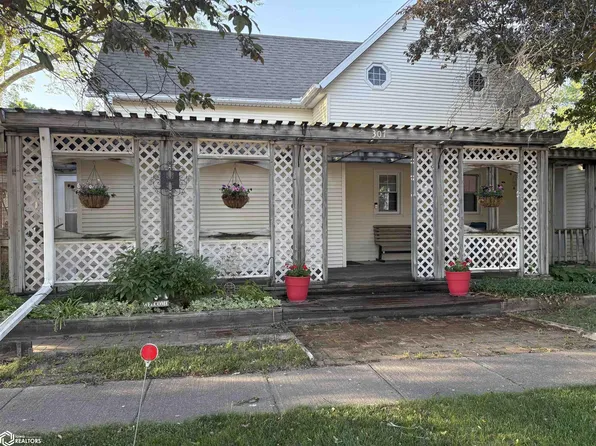 307 W Market St, Steamboat Rock, IA 50672