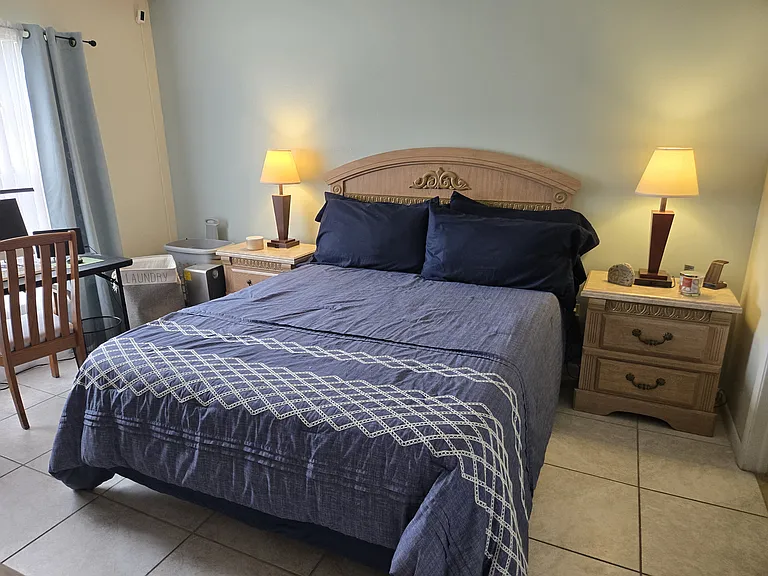THE AMPLE 5 PIECE MASTERBEDROOM SUITE INCLUDES A LARGE CLOSET WITHSLIDING DOUBLE-DOORS