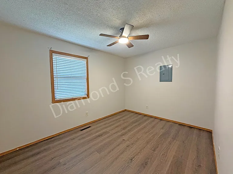 3360 E Salem St — Photo 8