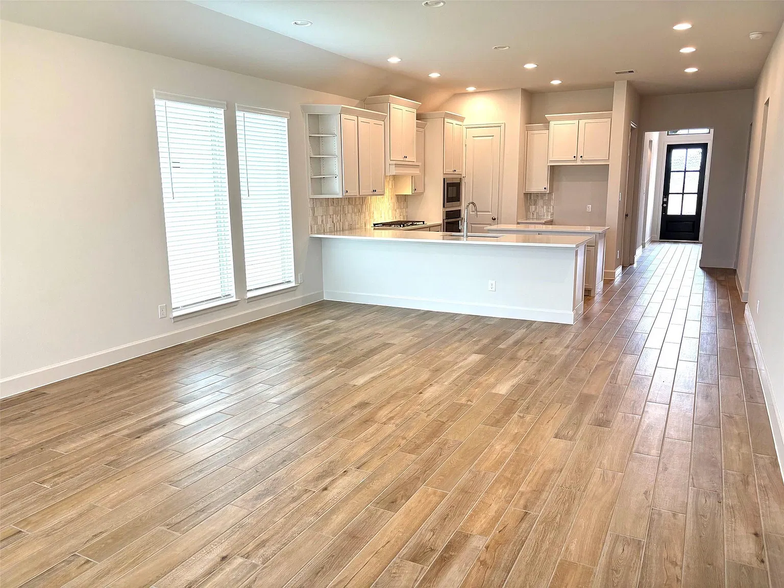 4 bed, 3.0 bath, 1942 sqft, $2,600 — Photo 2