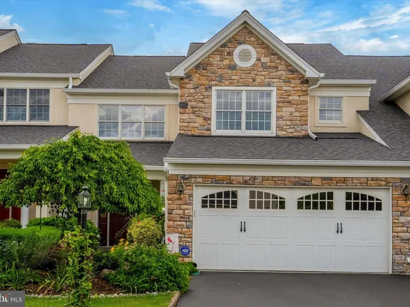 8 Brianna Rd, Holland, PA 18966