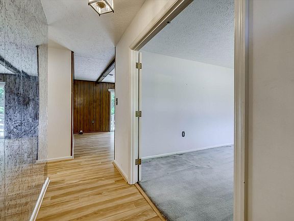 5th image of 3351 Victoria Dr NW