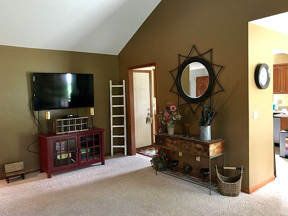 5th image of 743 W Lincolnway