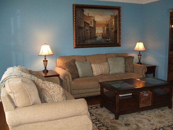 5th image of 35 Berkshire Dr W