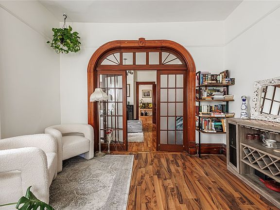 5th image of 17 N Park St
