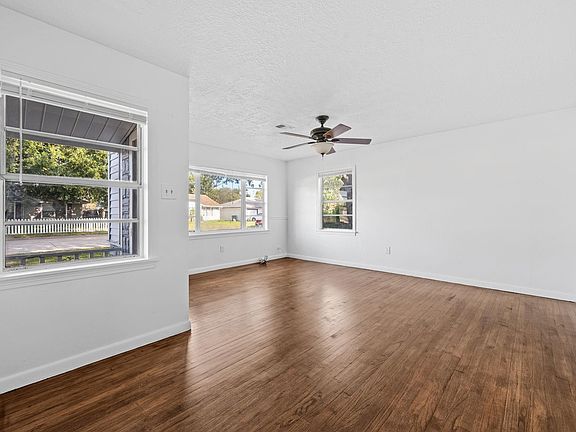 4th image of 702 S Circle Dr