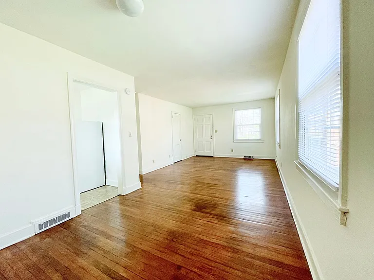 Latham Park Manor — Photo 9