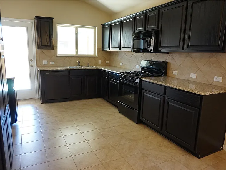 1033 Britt Ln — Photo 6