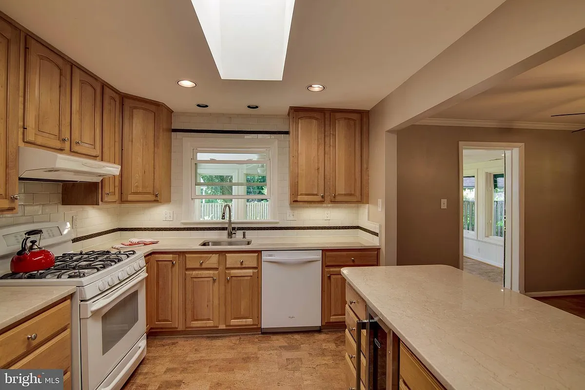 Building Photo - 1415 Mayflower Dr