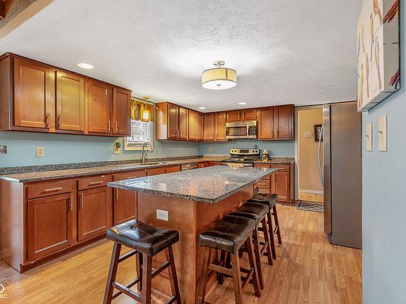 4th image of 758 Stafford Rd