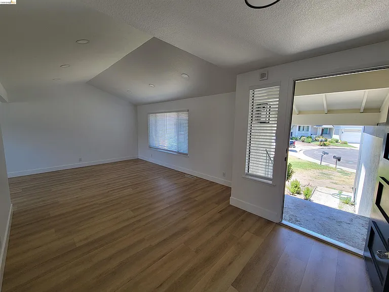 2210 Sierra Ct — Photo 4