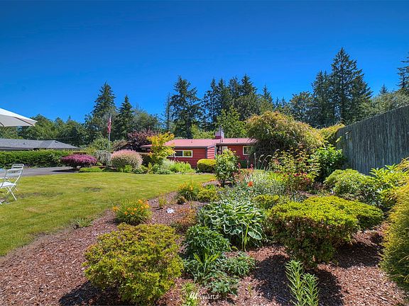 Perfect ratio of planting beds to lawn.>