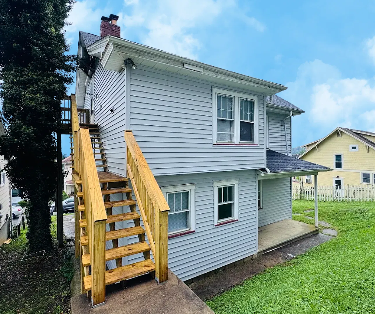 721 - 727 Louise Ave — Photo 3