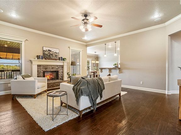 3rd image of 4804 Lakewood Dr