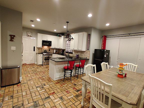 2nd image of 3241 Twelve Oaks Ave
