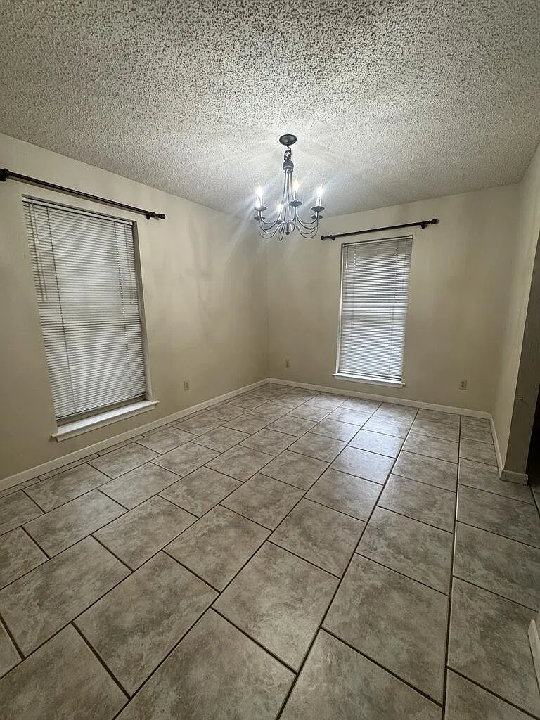 3 bed, 2.0 bath, 2190 sqft, $2,600 — Photo 4