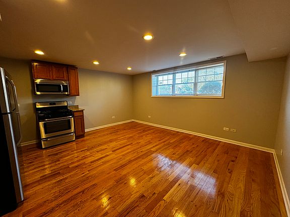 2nd image of 4059 W Melrose St #G