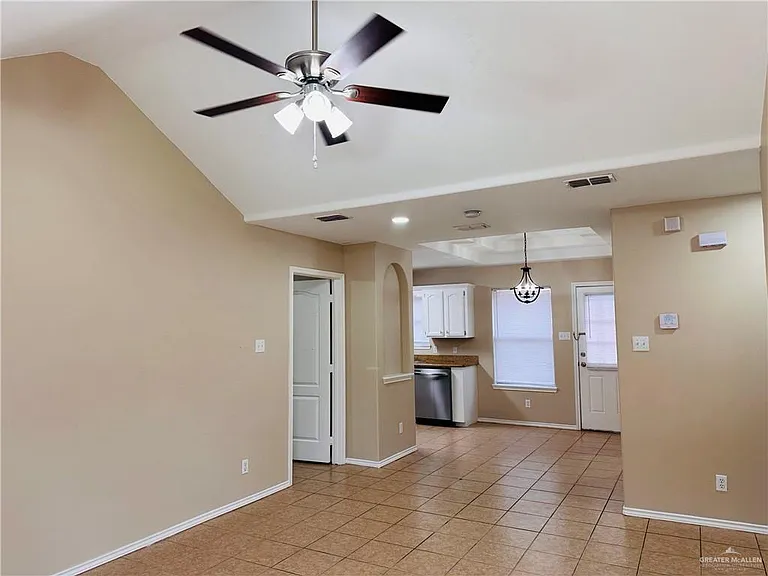 2105 W Western Dr #2 — Photo 3