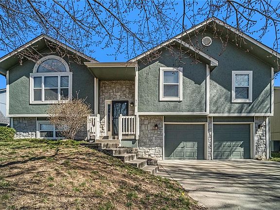 2nd image of 576 Hawthorne Dr