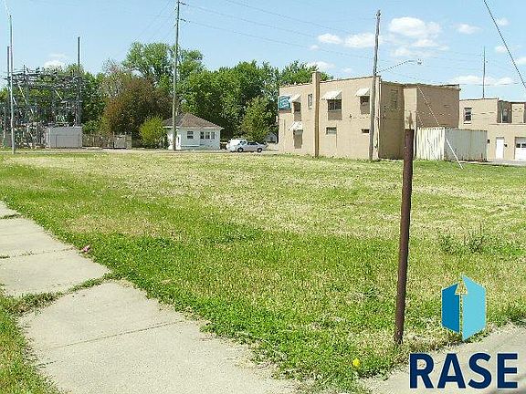 2nd image of 814 S Cliff Ave