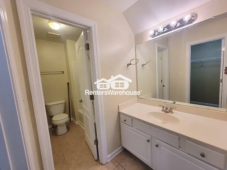 1025 Rowanshyre Cir — Photo 32