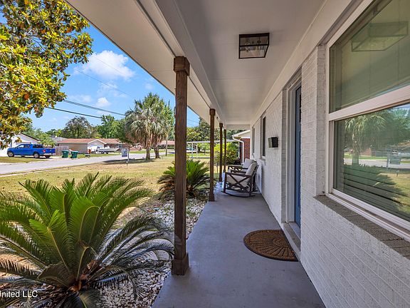 3rd image of 708 Augustine Dr