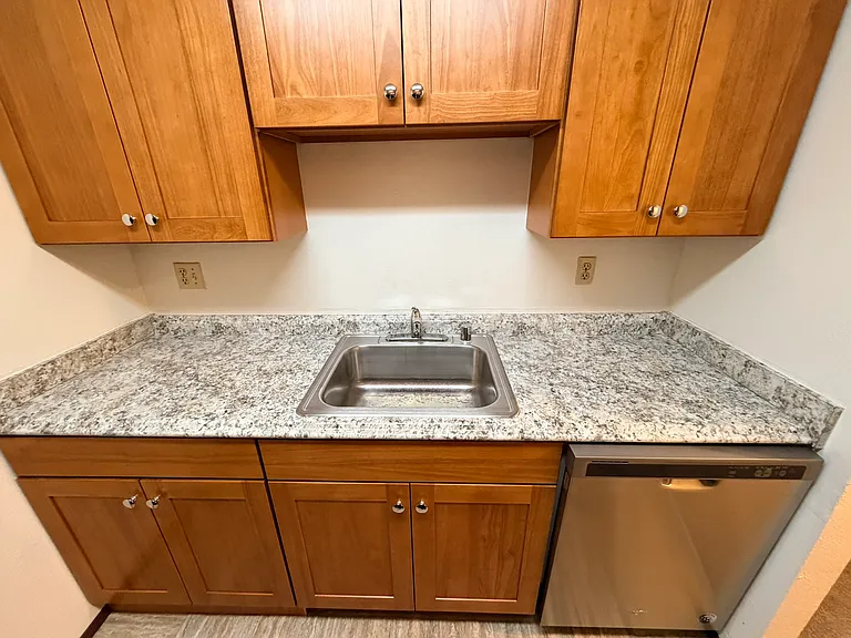 Maple Leaf Apartments — Photo 7