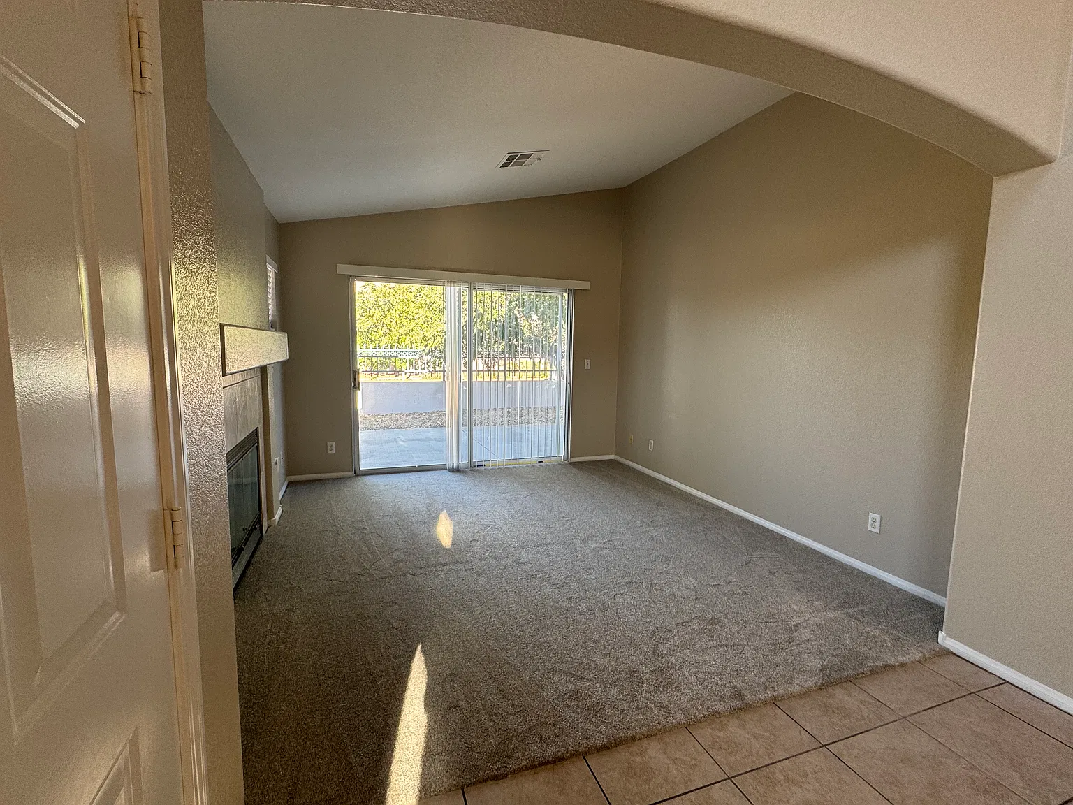3 bed, 2.5 bath, 1450 sqft, $2,100 — Photo 2