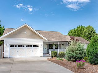 50 Meadow Dr, Horse Shoe, NC 28742