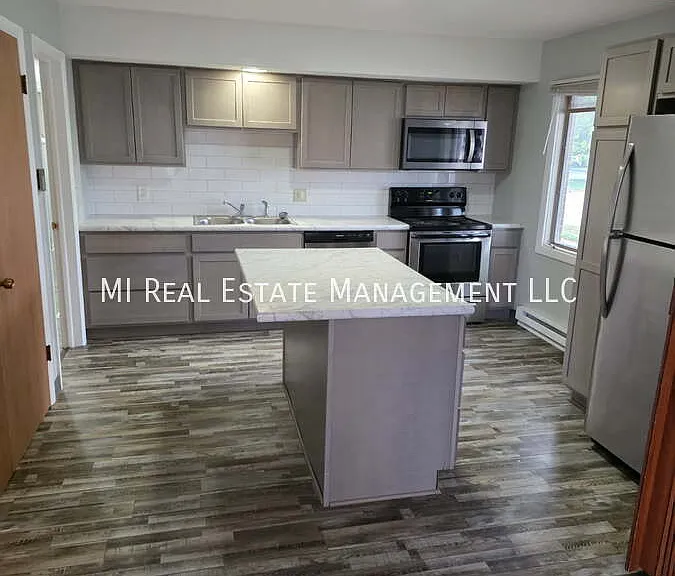 221 W 29th St — Photo 3
