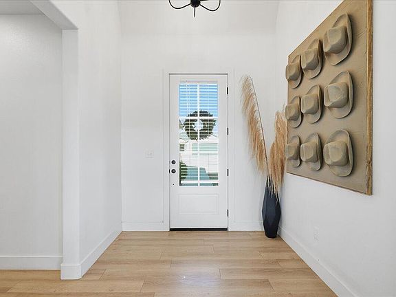 5th image of 805 N 5th St