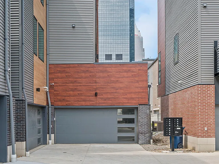 1403 Superior Ave E — Photo 52