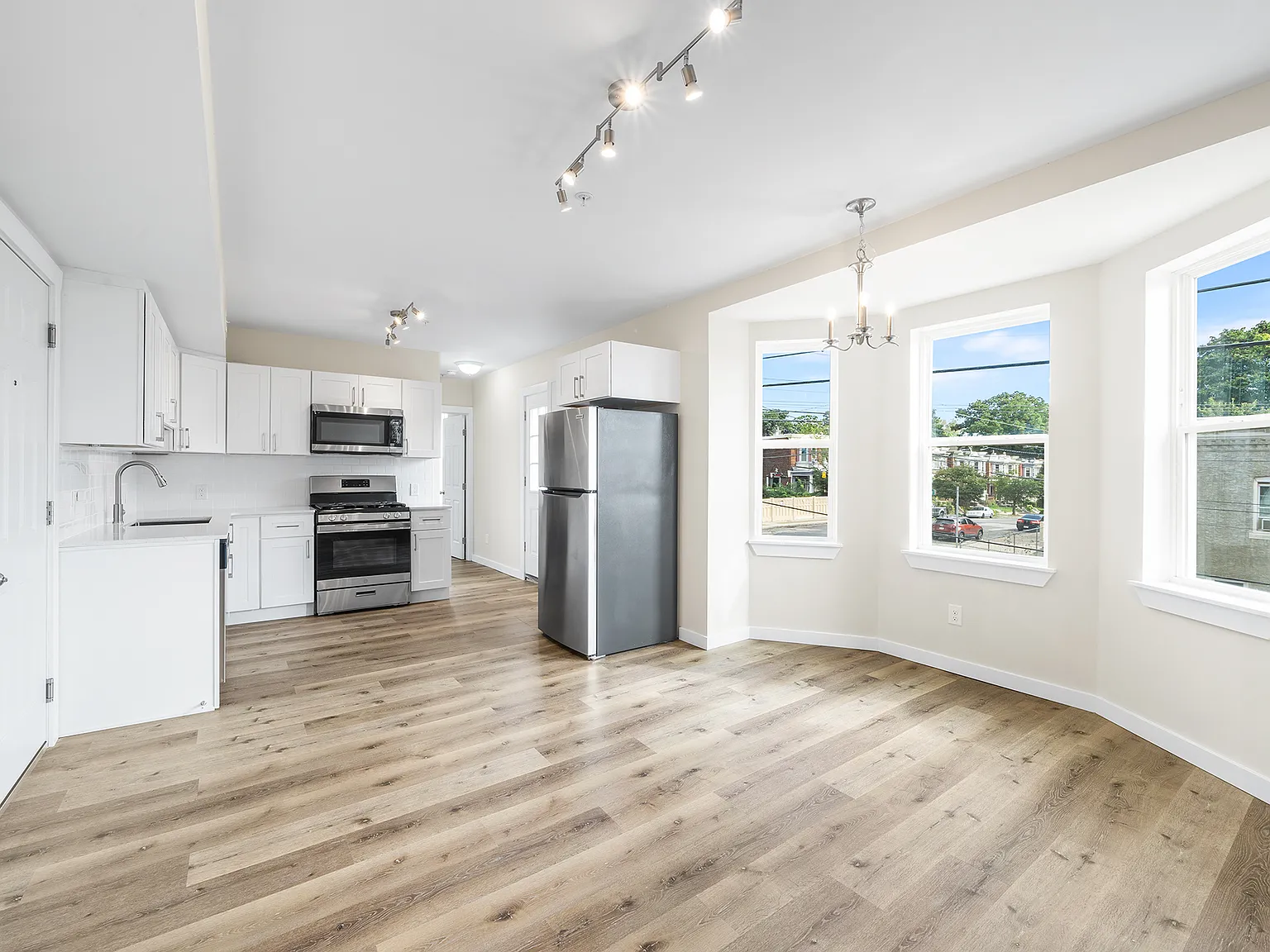3 bed, 1200 sqft, $2,100 — Photo 4