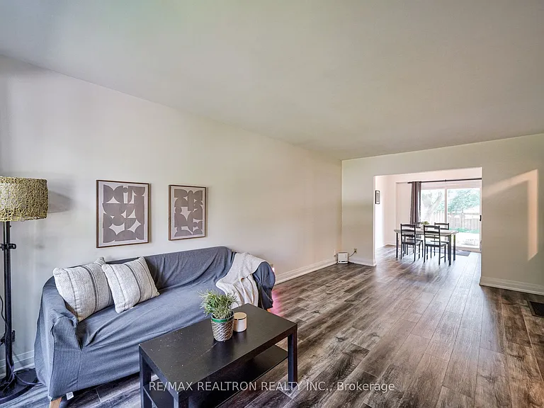 50 Axsmith Cres — Photo 7