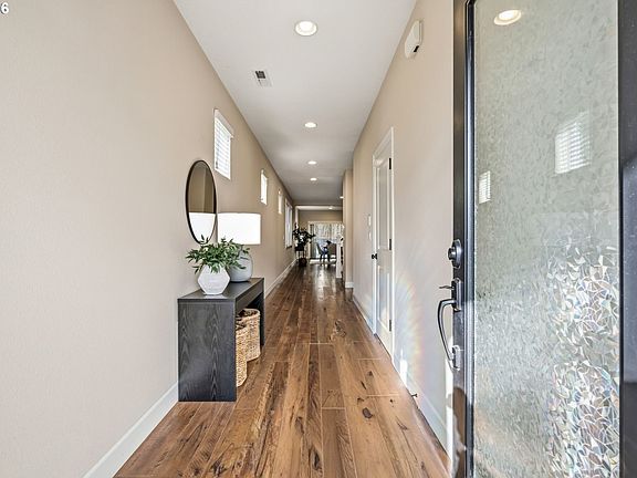 4th image of 3767 SE Willamette Ave