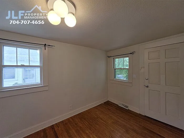 215 College St — Photo 13