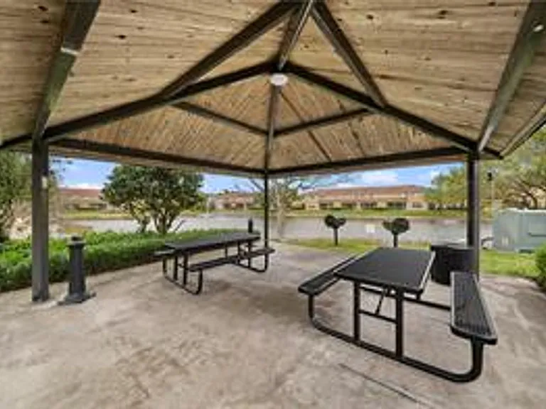 9701 Roundstone Cir — Photo 40