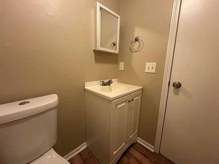 6032 Nw Expy #D — Photo 21
