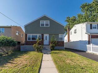 383 W Windsor Pkwy, Oceanside, NY 11572