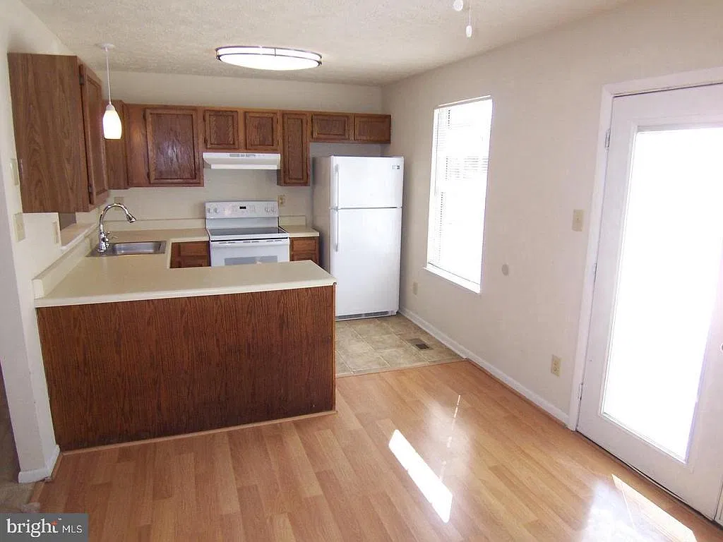 3 bed, 2.5 bath, 2450 sqft, $2,000 — Photo 4