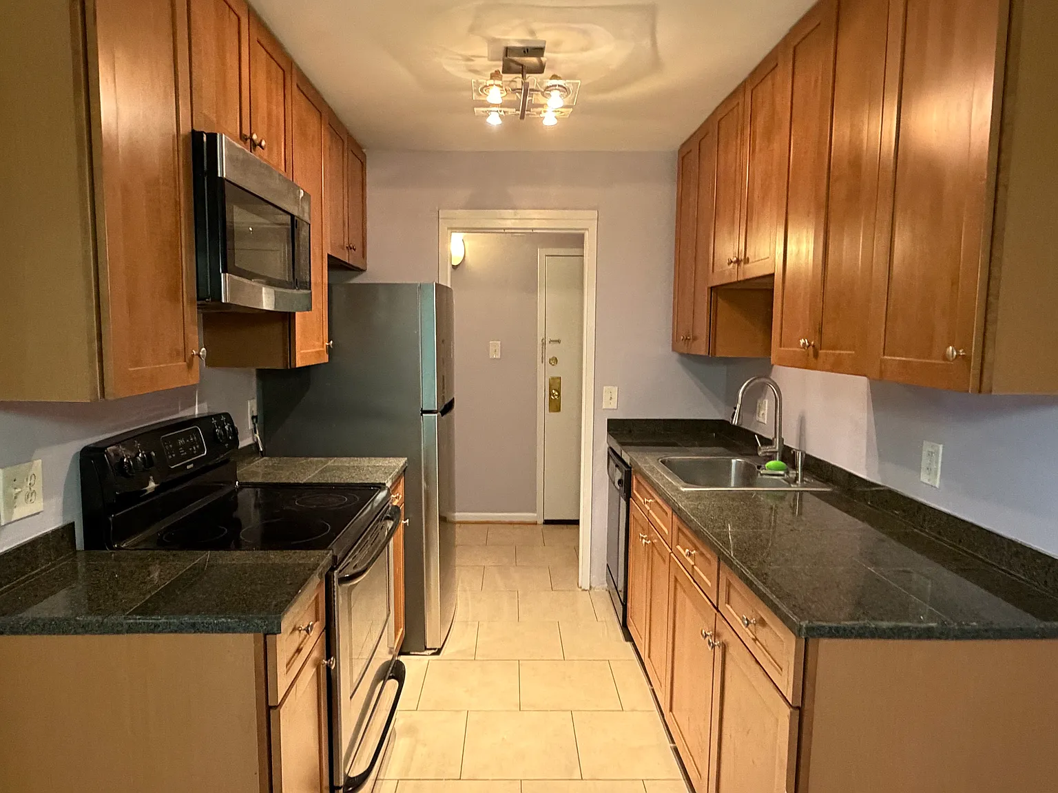 3 bed, 1029 sqft, $2,350 — Photo 2