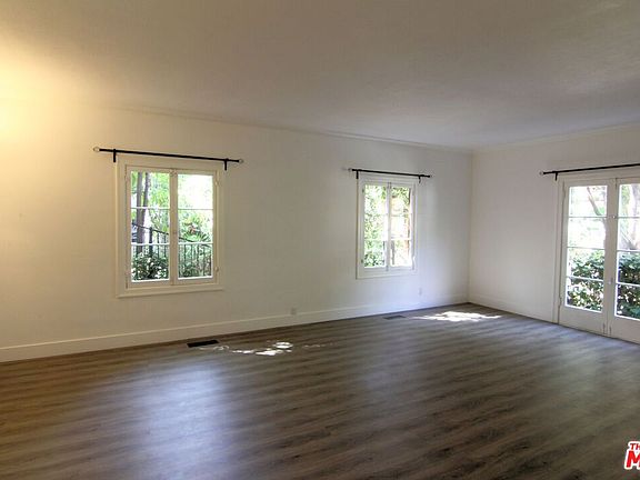 4th image of 2952 N Beachwood Dr